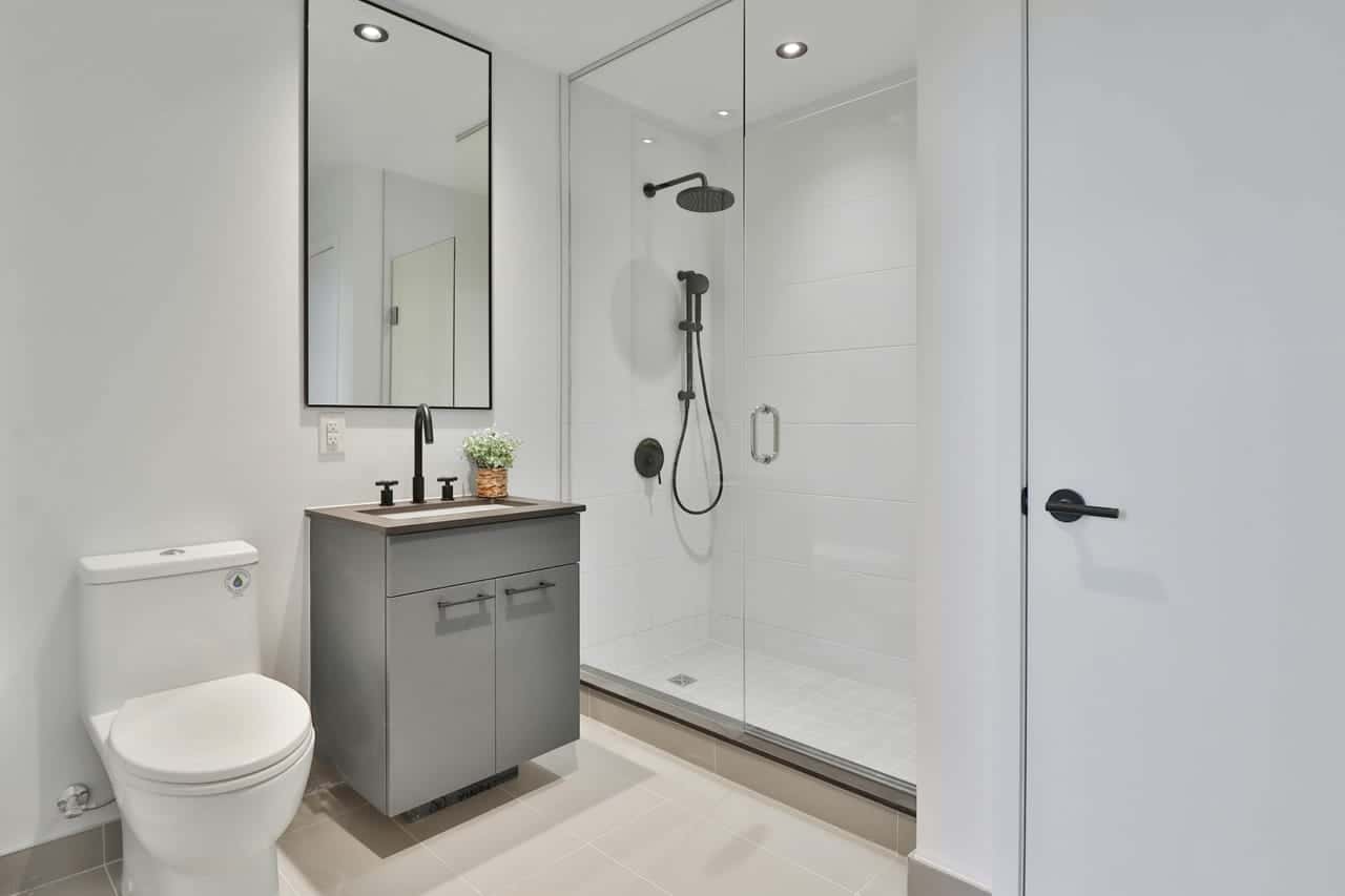 Remplacer sa baignoire par une douche : prix et étapes 2026