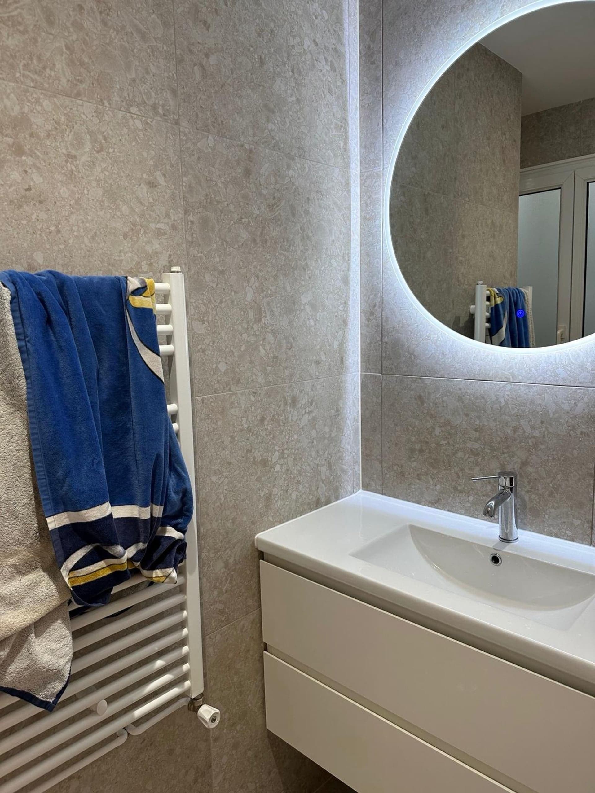 Rénovation de salle de bain avec douche à l'italienne réalisée par LUVA BAT en Essonne